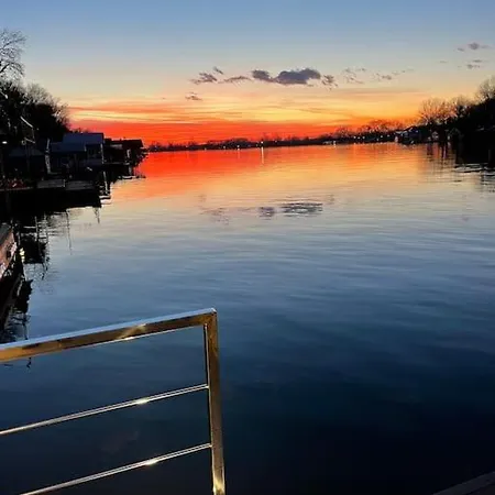 Buena Vista- Floating House Sava River Villa Belgrade